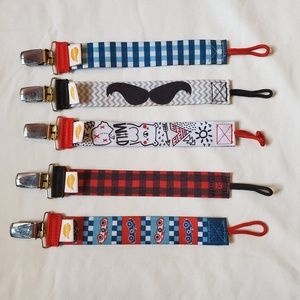 SALE💙 5/$25 Pacifier clips